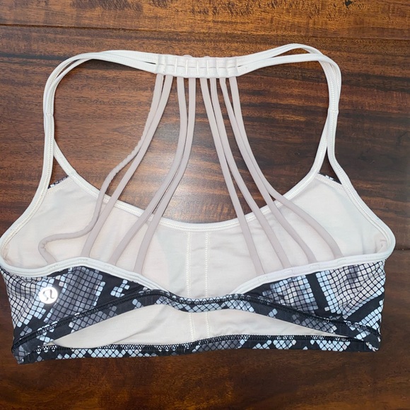 Lululemon sports bra size 6 - Picture 2 of 3